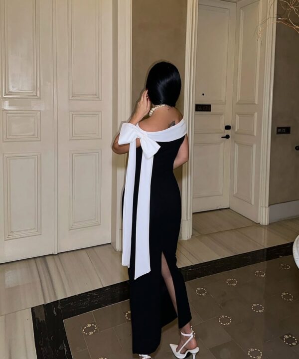 Alternative view of Μαύρο Μίντι Κρεπ Φόρεμα με Λευκή Κορδέλα Ώμου