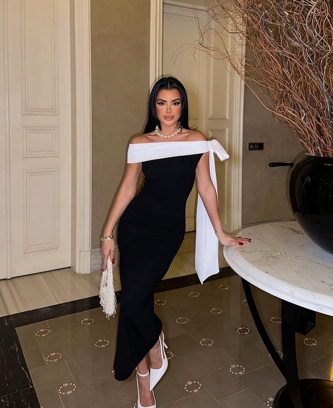 Μαύρο Μίντι Κρεπ Φόρεμα με Λευκή Κορδέλα Ώμου - Image 3