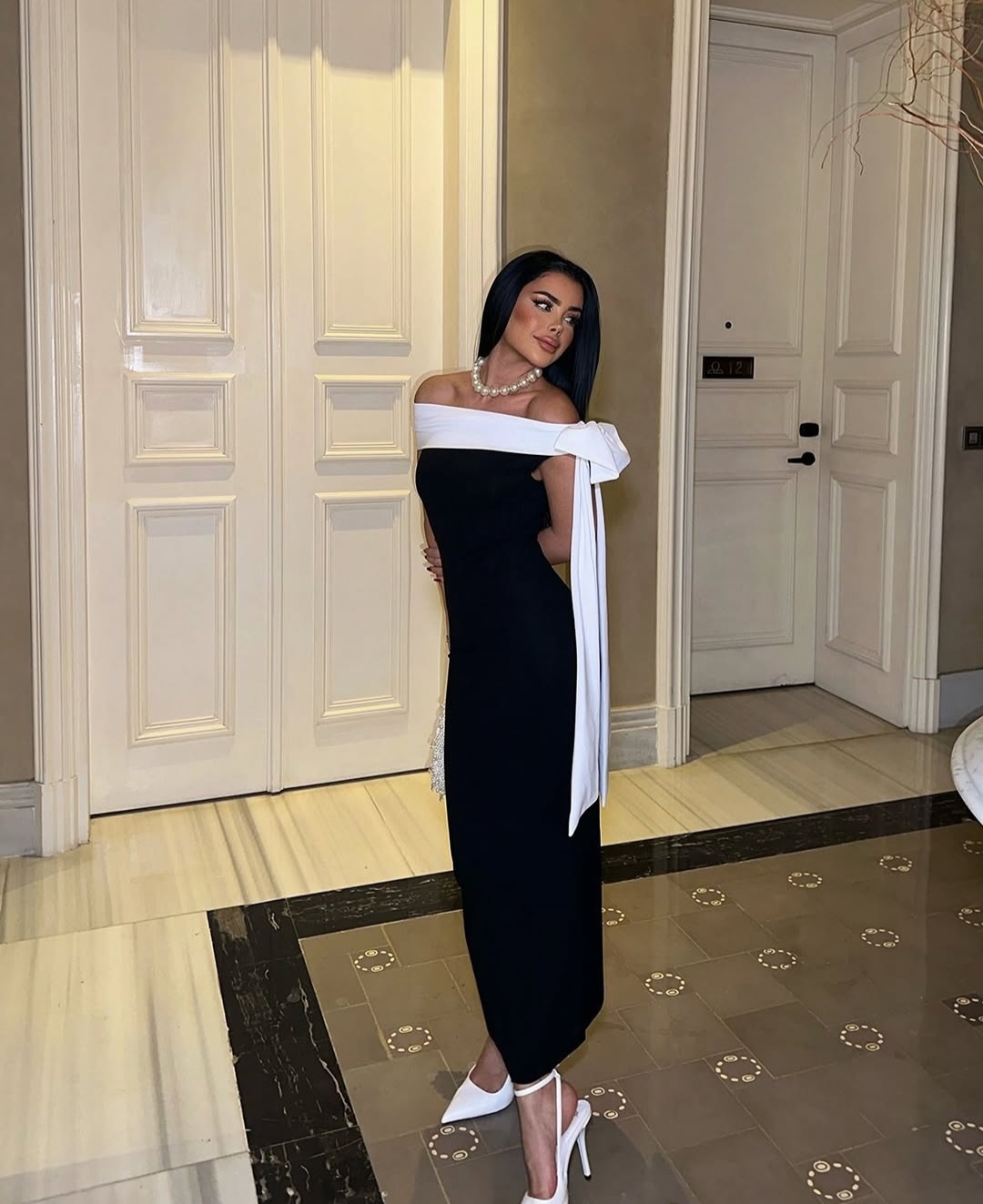 Μαύρο Μίντι Κρεπ Φόρεμα με Λευκή Κορδέλα Ώμου - Image 4