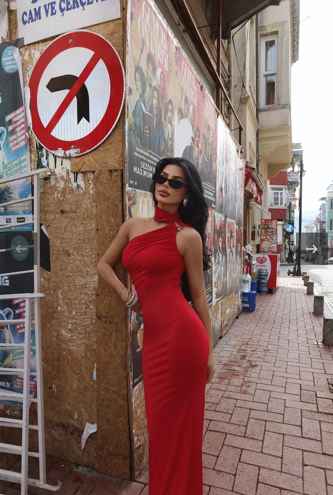 Μάξι Κόκκινο Φόρεμα με Έναν Ώμο & Φουλάρι Λαιμού - Image 3