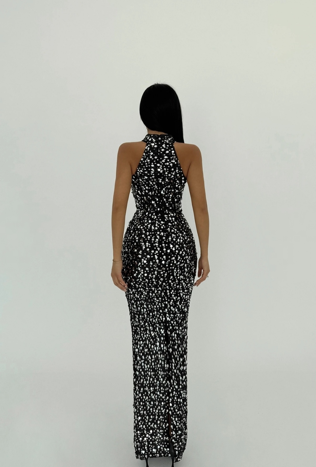 Μαύρο Μάξι Φόρεμα με Ασημί Παγιέτες και Halter Λαιμόκοψη - Image 3