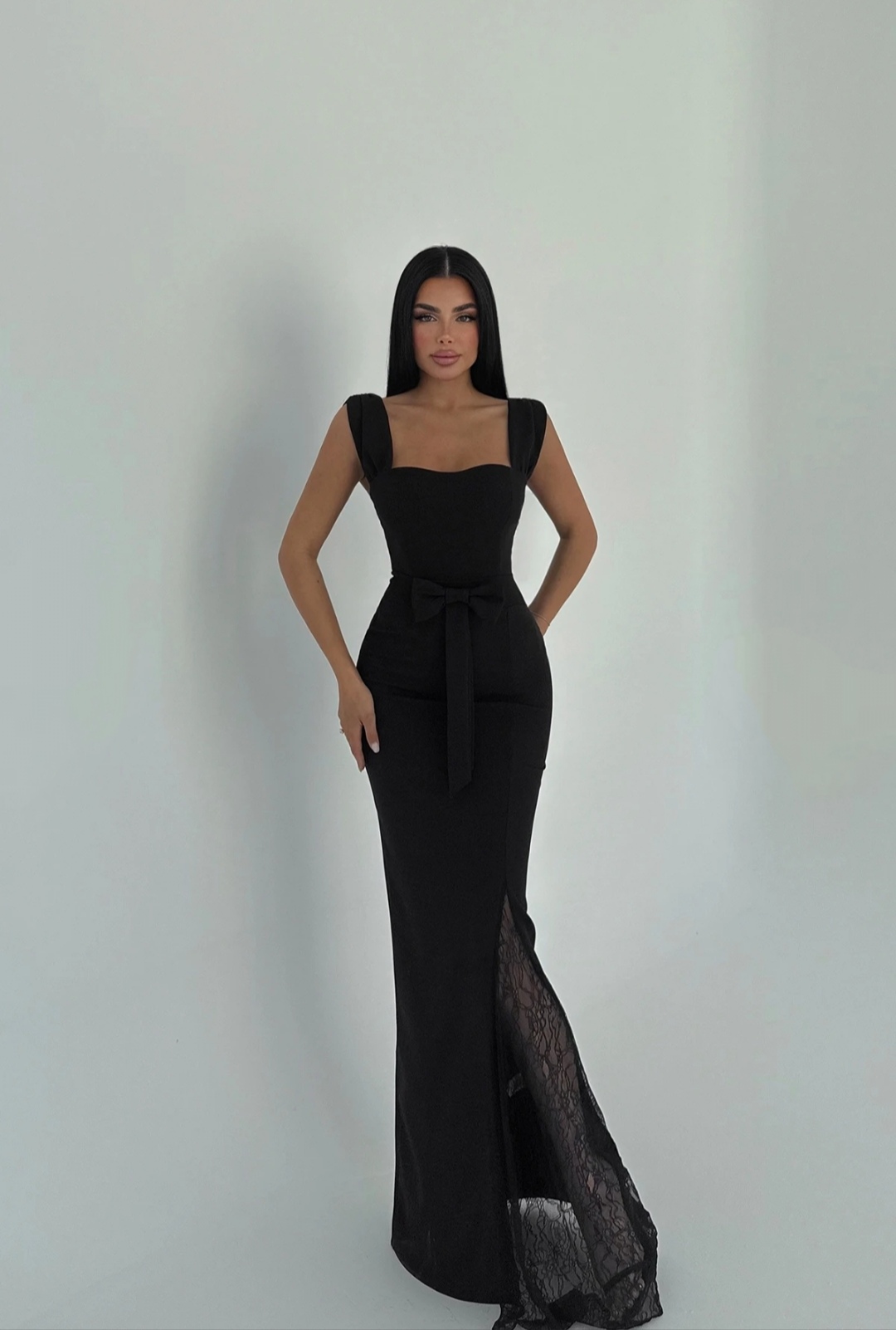 Μαύρο Μάξι Φόρεμα με Ζώνη & Δαντελένιο Σκίσιμο