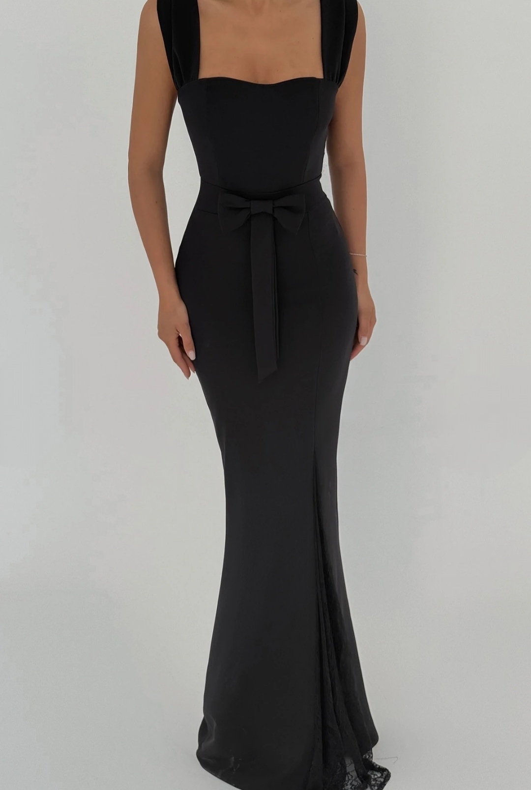 Μαύρο Μάξι Φόρεμα με Ζώνη & Δαντελένιο Σκίσιμο - Image 2