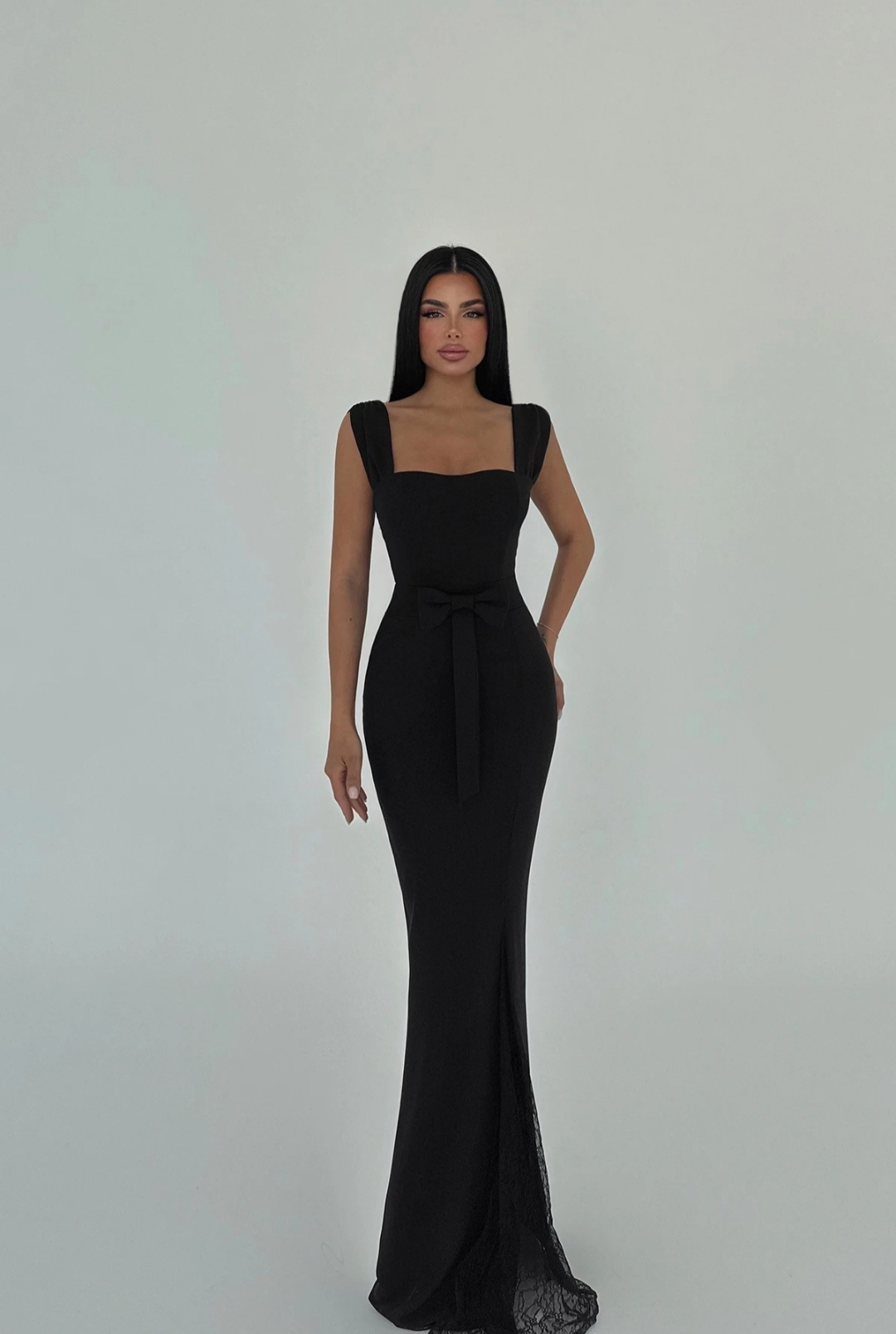 Μαύρο Μάξι Φόρεμα με Ζώνη & Δαντελένιο Σκίσιμο - Image 3