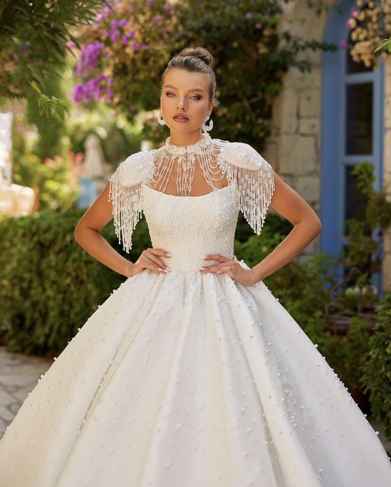 Νυφικό Ονείρου με Πέρλες και Κεντημένες Λεπτομέρειες – Βασιλικό Στυλ