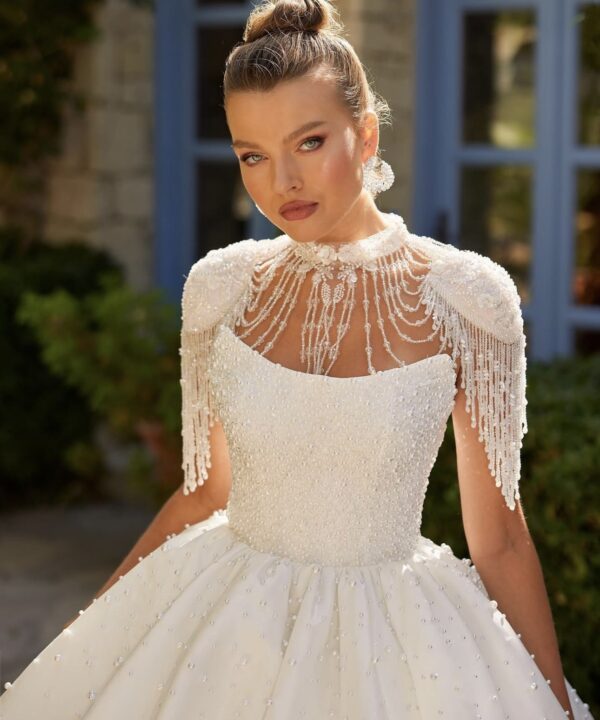 Alternative view of Νυφικό Ονείρου με Πέρλες και Κεντημένες Λεπτομέρειες – Βασιλικό Στυλ