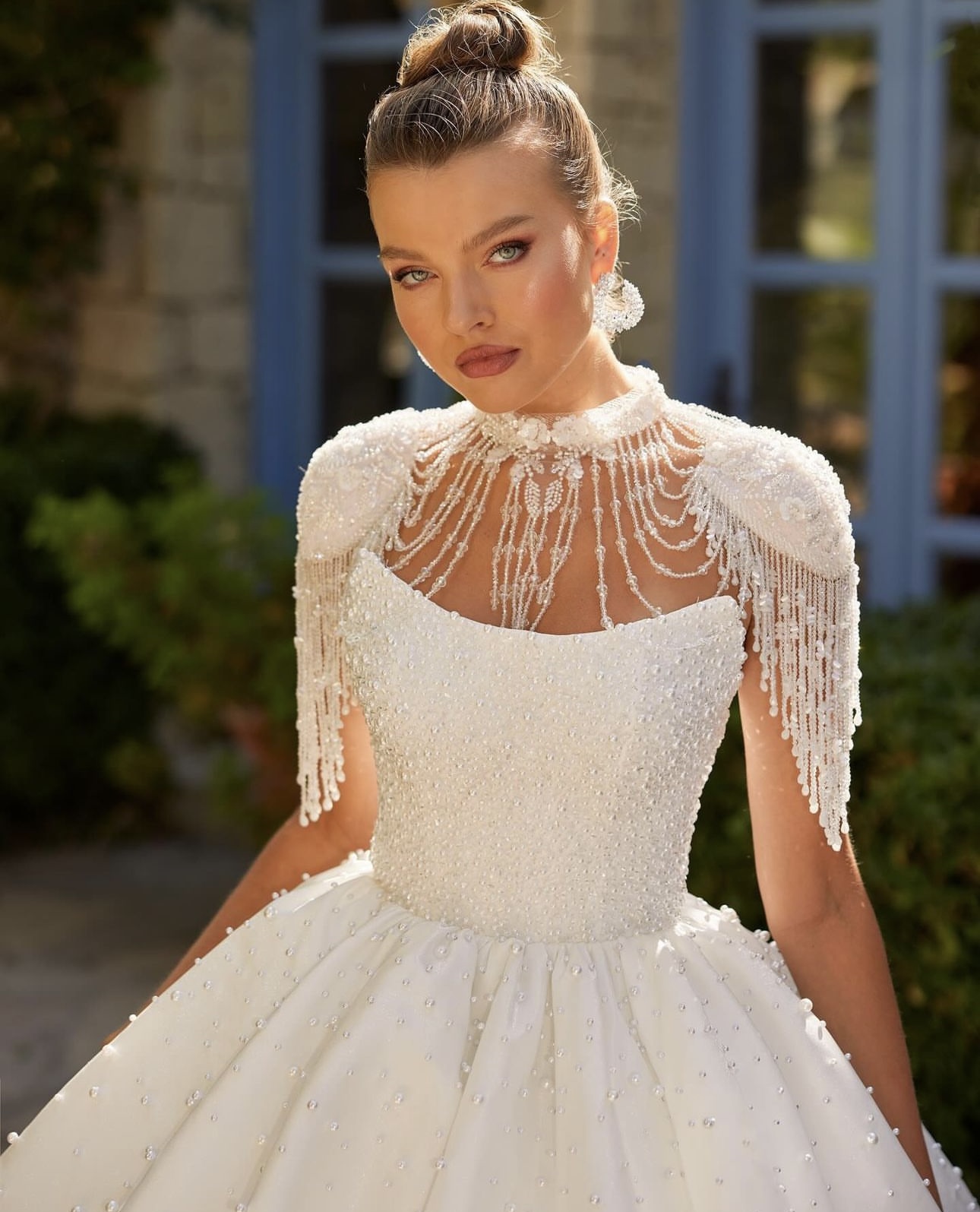 Νυφικό Ονείρου με Πέρλες και Κεντημένες Λεπτομέρειες – Βασιλικό Στυλ - Image 2