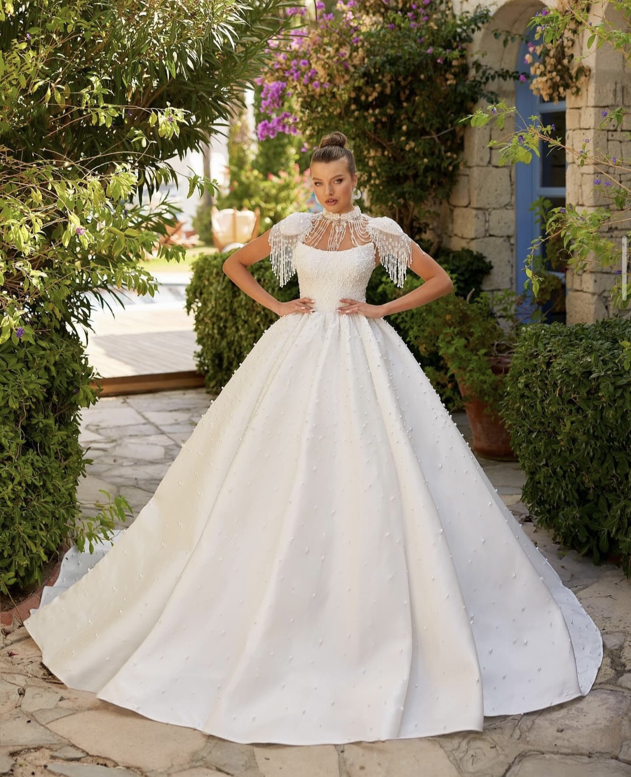 Νυφικό Ονείρου με Πέρλες και Κεντημένες Λεπτομέρειες – Βασιλικό Στυλ - Image 4