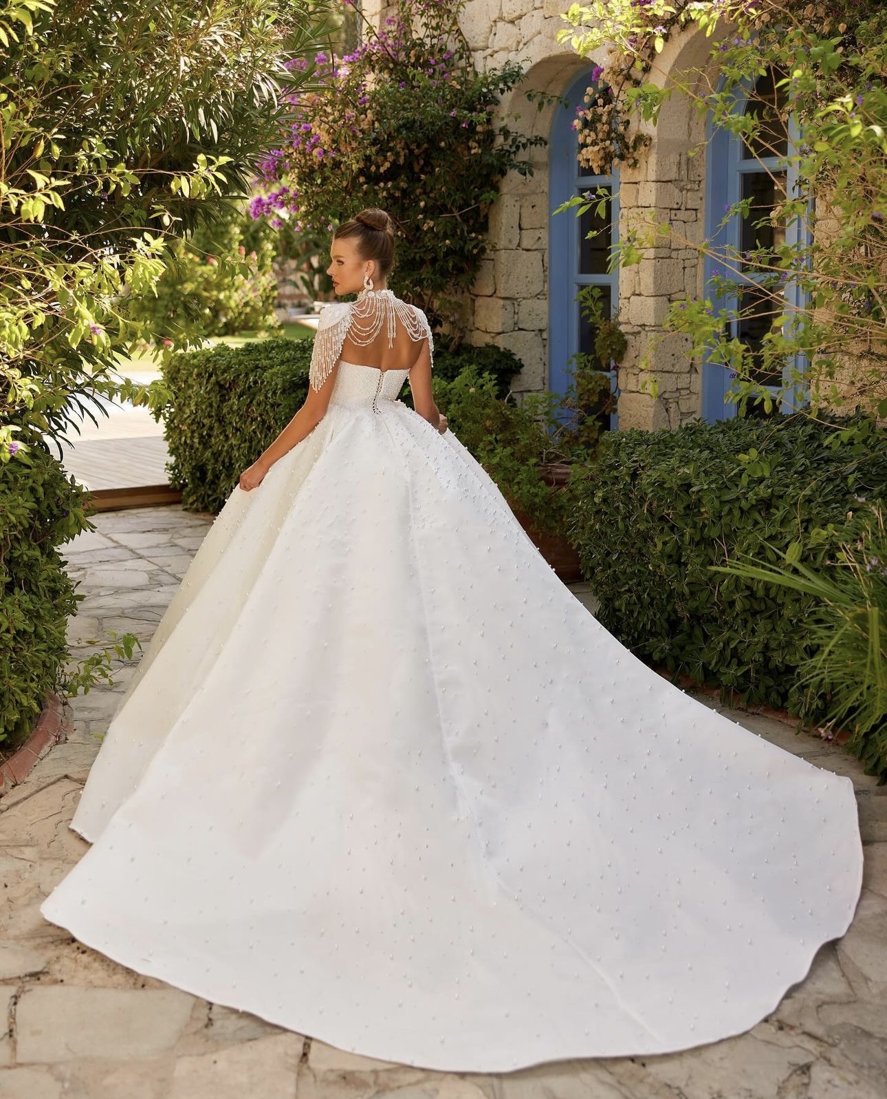 Νυφικό Ονείρου με Πέρλες και Κεντημένες Λεπτομέρειες – Βασιλικό Στυλ - Image 3