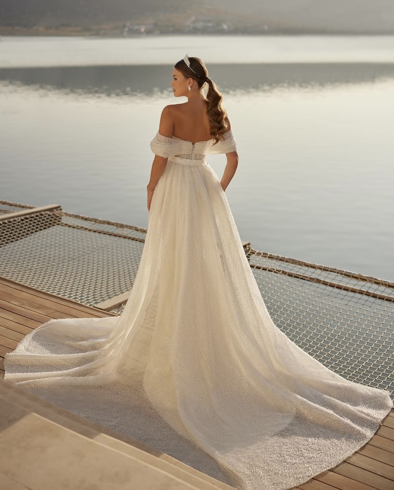 Νυφικό Mermaid με Πλισέ Ντεκολτέ & Αποσπώμενη Ουρά – Σαγηνευτική Κομψότητα - Image 3