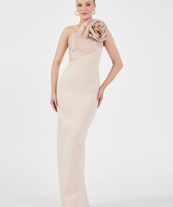 Μακρύ Μπεζ Φόρεμα Με έναν Ώμος και Διακοσμητικό Λουλούδι