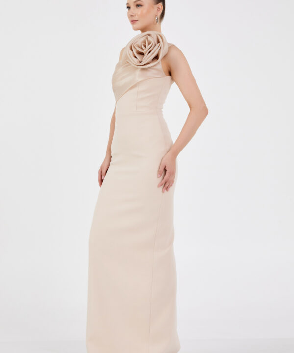 Alternative view of Μακρύ Μπεζ Φόρεμα Με έναν Ώμος και Διακοσμητικό Λουλούδι