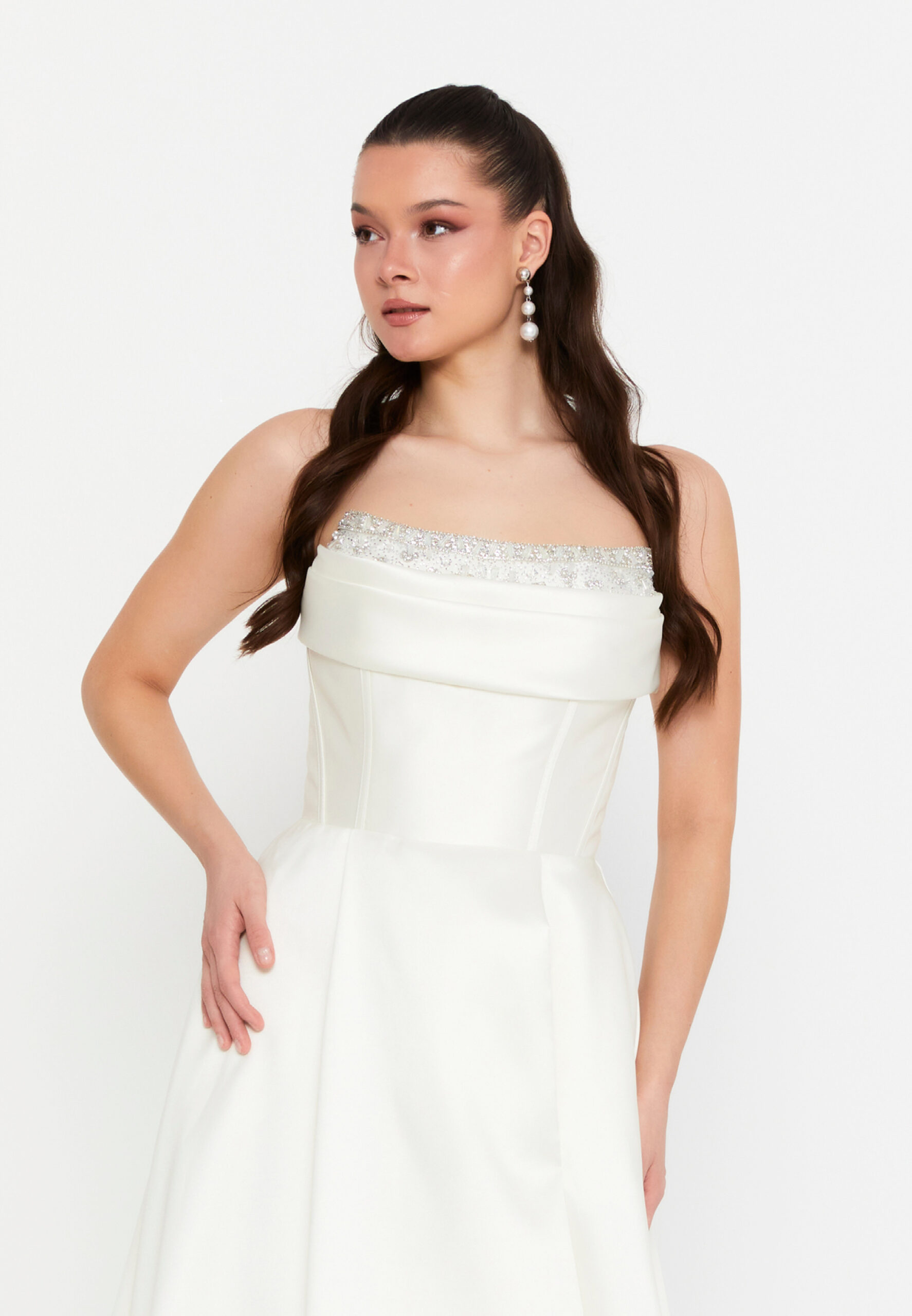 Λευκό Strapless Σατέν Φόρεμα με Κρύσταλλα και Κλος Φούστα - Image 4