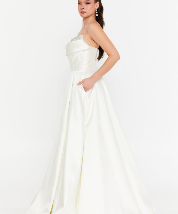 Alternative view of Λευκό Strapless Σατέν Φόρεμα με Κρύσταλλα και Κλος Φούστα