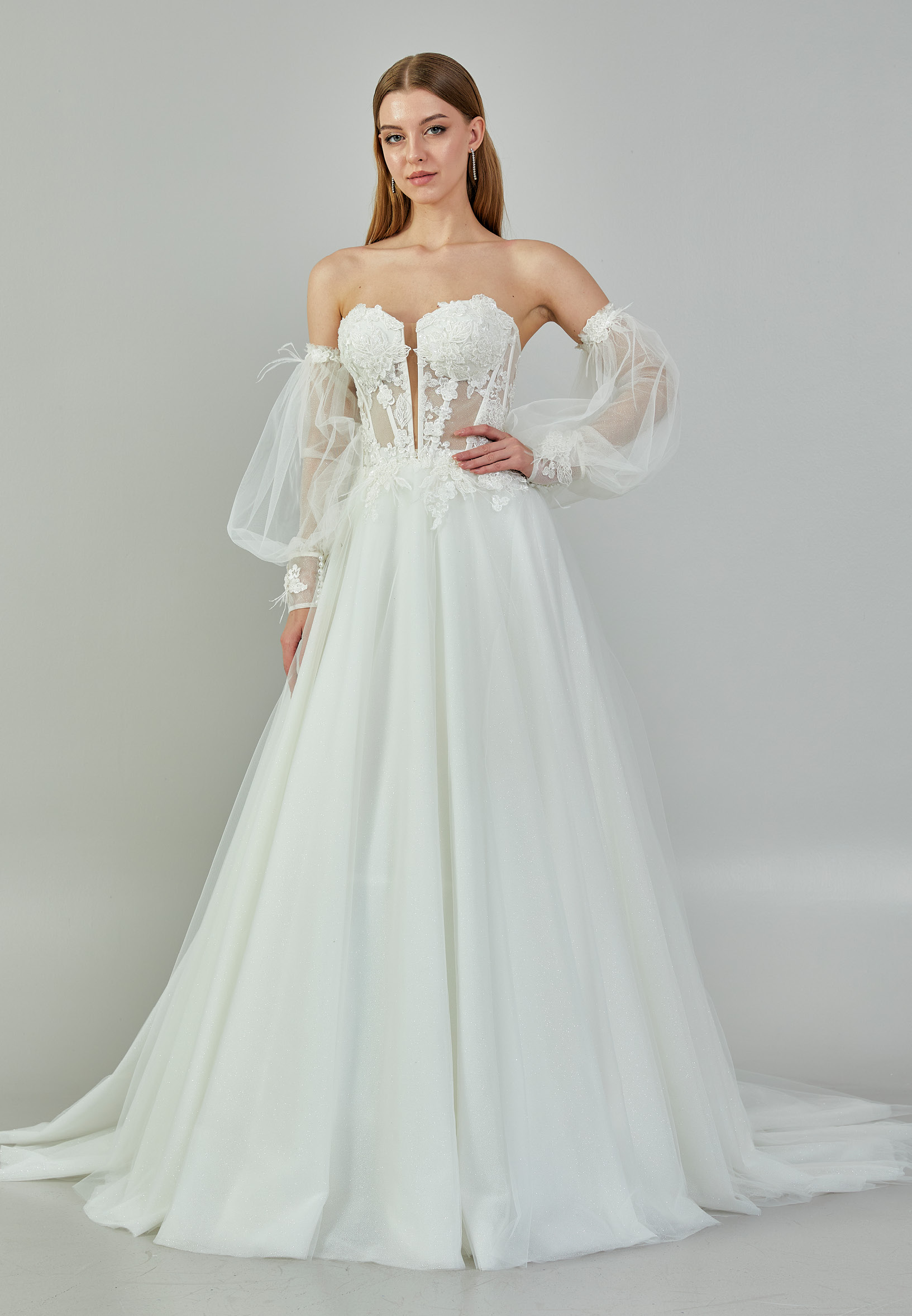 Ρομαντικό Νυφικό με Διάφανη Δαντέλα και Αποσπώμενα Μανίκια