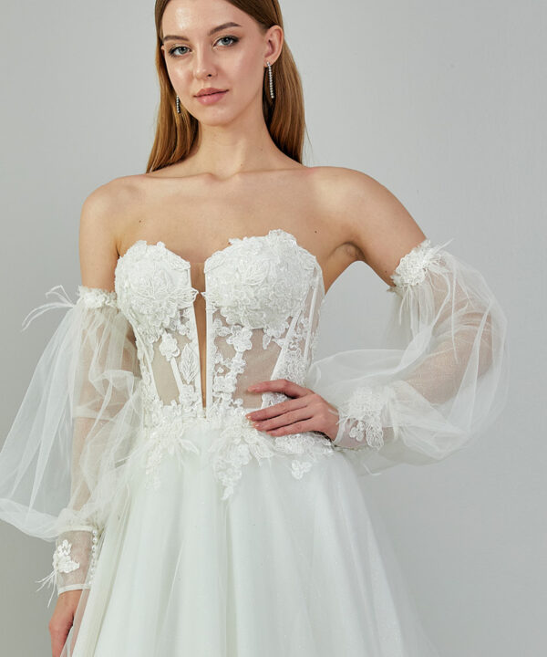 Alternative view of Ρομαντικό Νυφικό με Διάφανη Δαντέλα και Αποσπώμενα Μανίκια