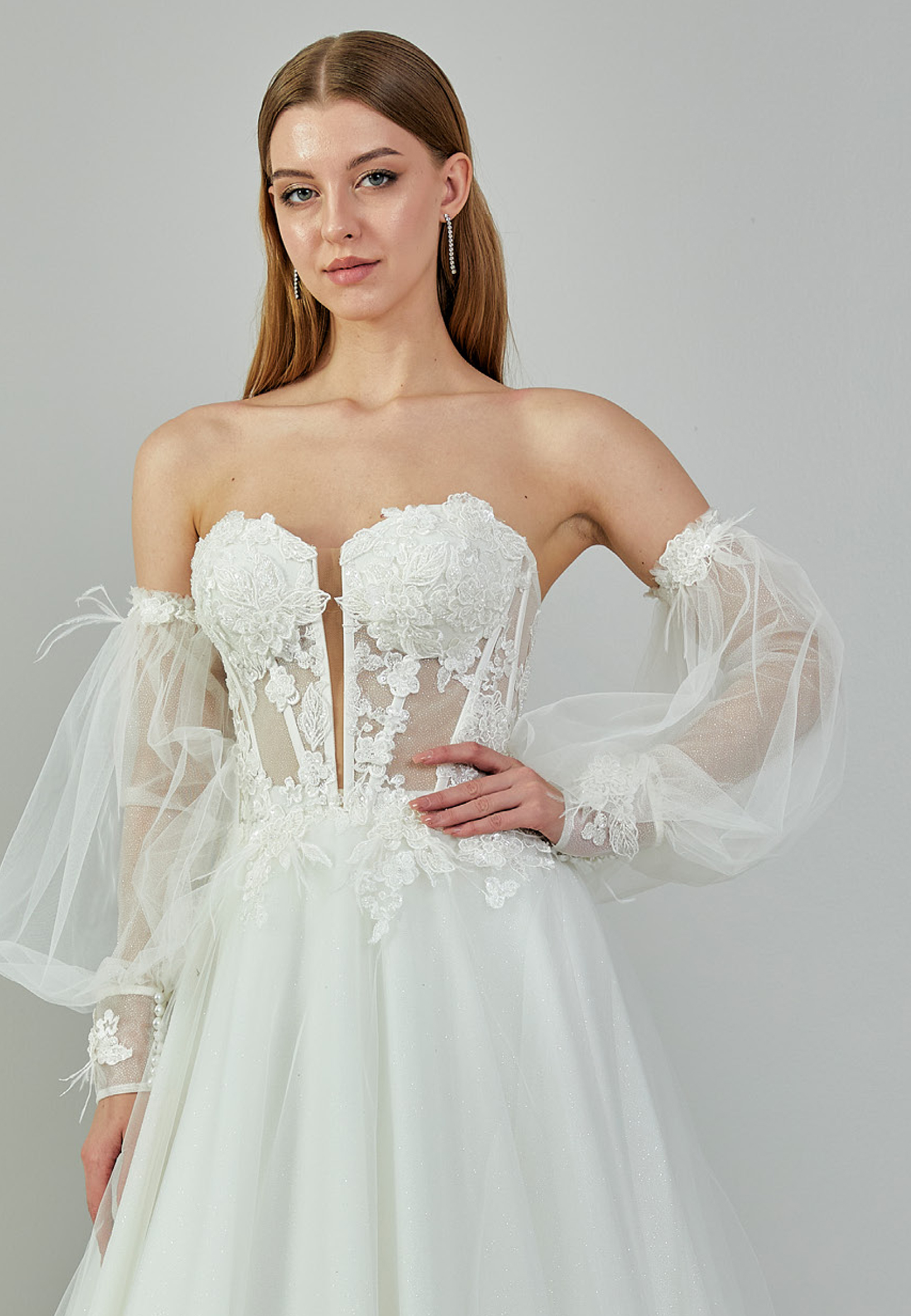 Ρομαντικό Νυφικό με Διάφανη Δαντέλα και Αποσπώμενα Μανίκια - Image 2